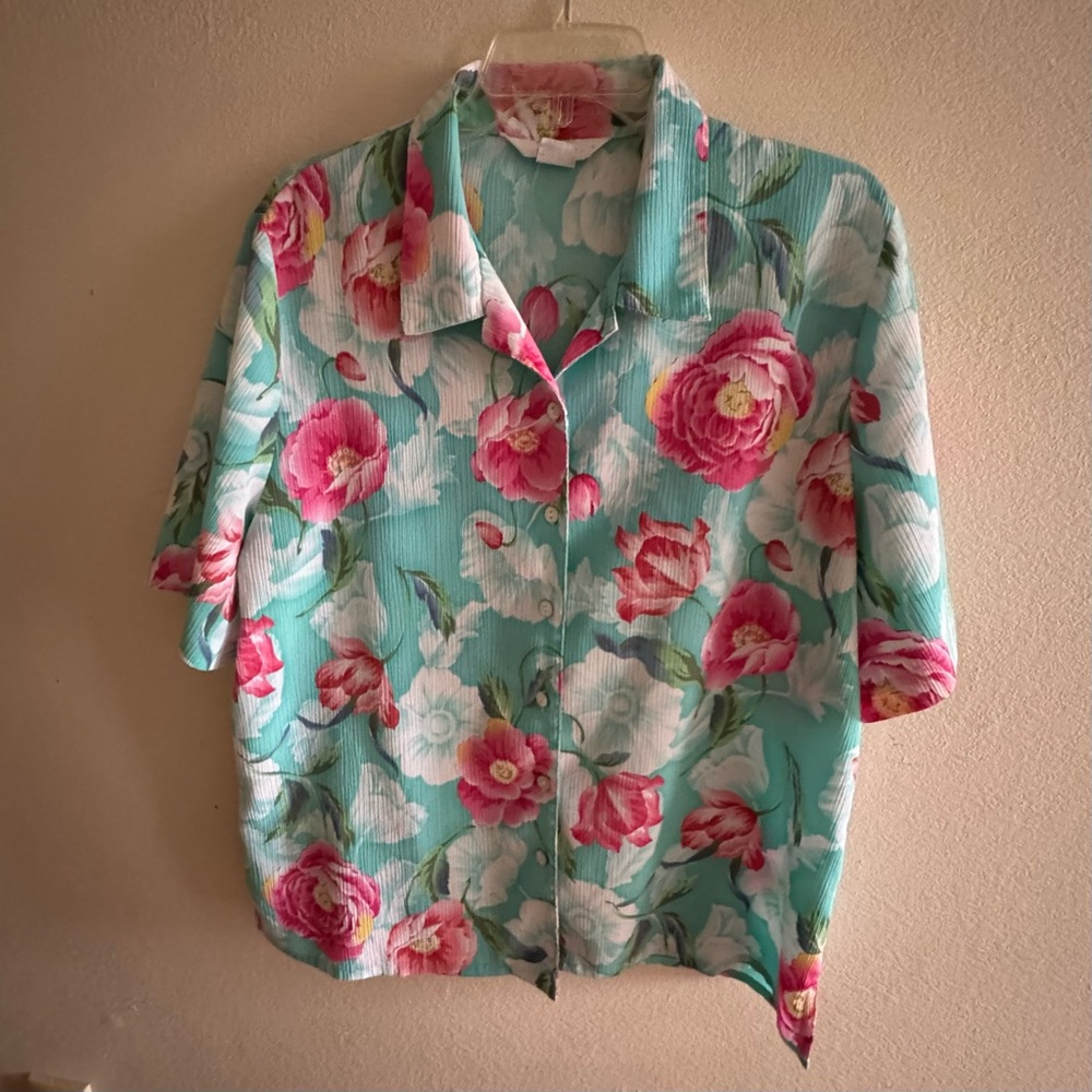 Women’s Aqua floral blouse, garden themed by Alia. Size 16W Short Sleeve